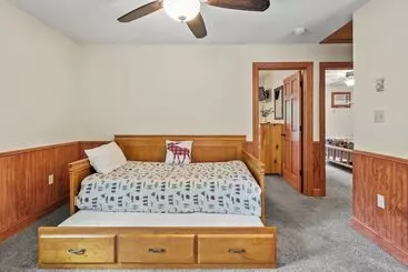 کلبه Bear Paw Lodge By Avantstay Hot Tub, Deck, & Fire Pit