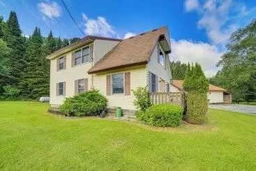 Mökkimajoitus Germfask Home W/ Fire Pit, Grill & Yard Games!