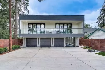 Mökkimajoitus Lakefront Lynnwood Home W/ Balconies & Shared Dock