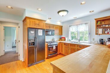 茅舍 Lakefront New London Retreat W/ Dock & Hot Tub!