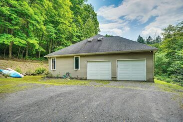 Mökkimajoitus Porch & Fire Pit: Shawnee On Delaware Home!