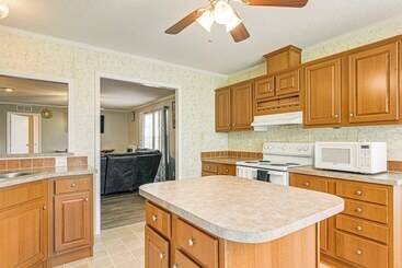 بيت ريفى Large Yard + Fire Pit: Hot Springs Home