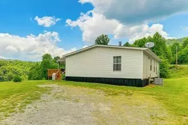 Mökkimajoitus Large Yard + Fire Pit: Hot Springs Home