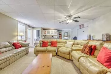 Mökkimajoitus Lakefront Blairsville House W/ Game Room & Hot Tub