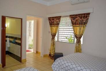 پانسیون Hostal Ebano Y Marfil