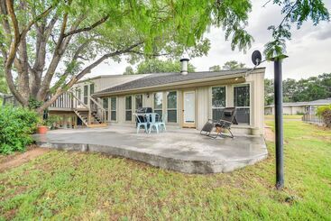 Landhus Remote Texas Retreat: Hot Tub, Deck, Grill!