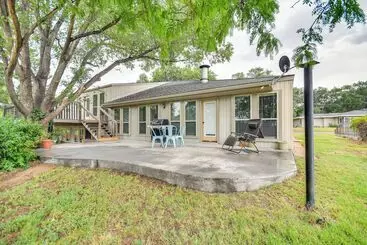 コテージ Remote Texas Retreat: Hot Tub, Deck, Grill!