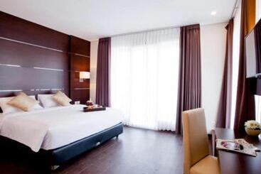 בית מלון כפרי D Season Premiere