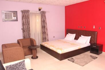 هتل Kriscane Suites