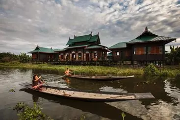 استراحتگاه Inle Heritage Stilt Houses