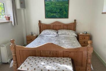 Пансион Honey House