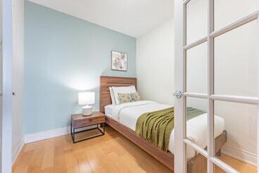 בית מלון כפרי Executive 1 Plus Den Condo, Parking