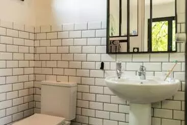 Aamiaismajoitus (B&B) La Jolie Longère Fleurie Tiny House Avec Piscine Et Jardin