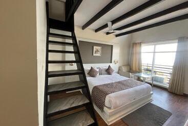 Hotelli Himalayas By The Lake Hill