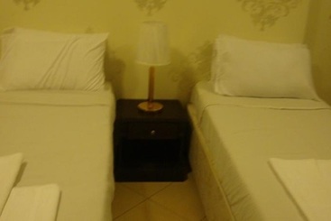 Alberg One To One Yasmin Tower