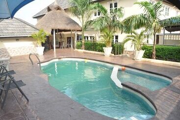 Ne Yo Hotel And Suites