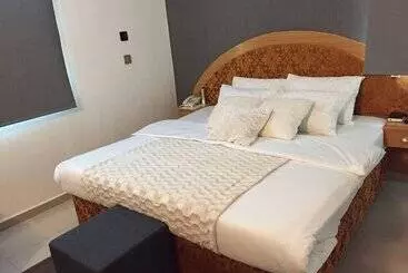 Ne Yo Hotel And Suites