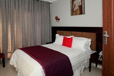 Hotelli Nomads Court Lodge