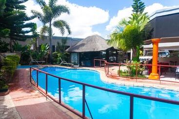 هتل Nomads Court Lodge