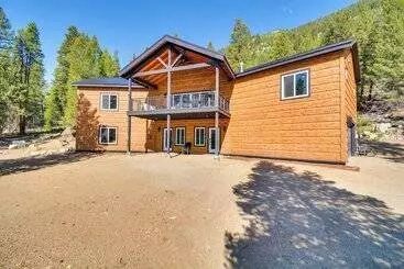 Mökkimajoitus 2 Mi To Lake: Stunning Twin Lakes Home W/ Deck