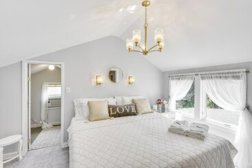 Bright South Haven Cottage ~ 2 Mi To Beach!