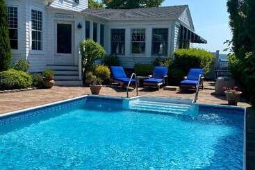 Harbor Knoll Bed And Breakfast