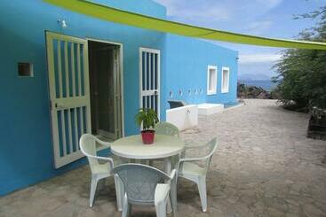 تختخواب و صبحانه Cap Azul