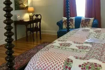 Bed & Breakfast Charred Oaks Inn