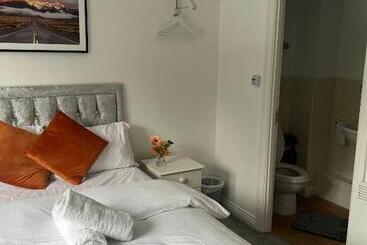 ベッドアンドブレックファースト Elegant 3 Bedroom Apt With En Suite And Shared Amenities With Free Wi Fi