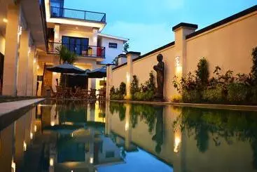 ホテル Tirtha Canggu Suites