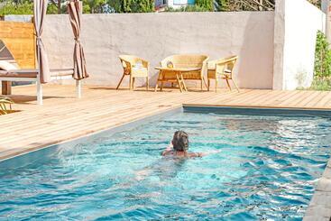 Nocleg ze śniadaniem Les Gîtes De Laure   L Eden Romantique, Chambres Hôtes, Spa Privé, Couloir De Nage, Adults Only