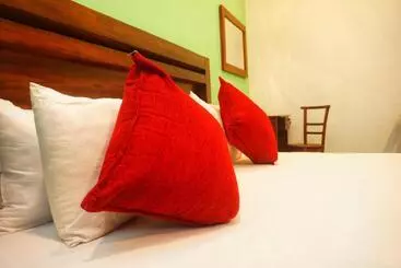 تختخواب و صبحانه Danu Resort