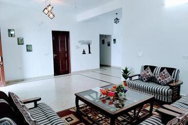 אתר נופש Queen S View Villa By The Cafe