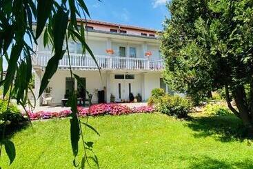 پانسیون Garden House