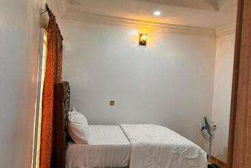 تختخواب و صبحانه Savlux Apartment