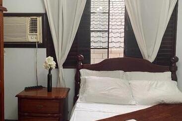 پانسیون Triana Guest House