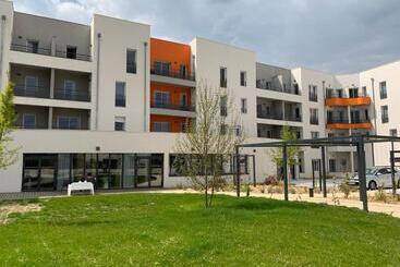 Lägenhetshotell Oh Activ Les Ponts De Cé