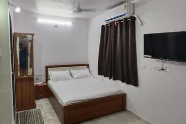 Hotell Parcham, Moti Khavdi