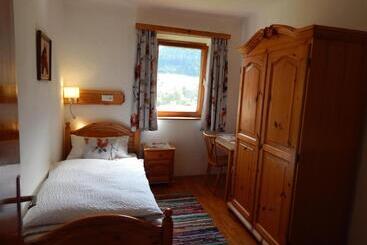 Peterhof – Komm Als Gast & Geh Als Freund