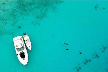 هتل Governors Village   1,2,3 & 4 Bedroom Apartments On Seven Mile Beach Corridor