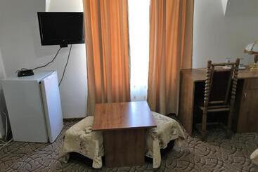 هتل Danubian Crew