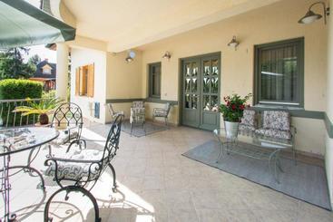 Отель Villa Oliva Boutique Rooms & Spa Zamárdi