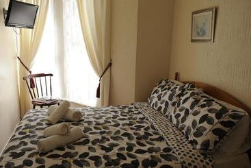 تختخواب و صبحانه Bay Cottage Guest House  Child Free Zone