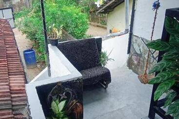 Bed and Breakfast Sandaru Surffing Inn