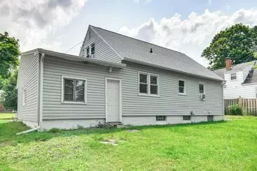 کلبه 3 Mi To Dtwn Syracuse: Home W/ Fenced Yard!