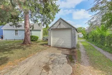 Mökkimajoitus 3 Mi To Cedar Point: Sunny Sandusky Home W/ Yard