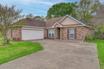 Hus på landet Baton Rouge Retreat W/ Patio, Grill & Fire Pit!