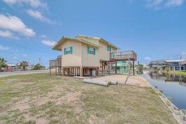Gulf Of Mexico Beach Cottage: Walk To Boat Ramp!