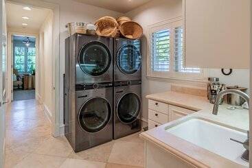 茅舍 Lavish Montecito Home W/ Hot Tub, Patio & Gardens!