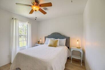 Trinity River Cottage W/ Deck + Water Views